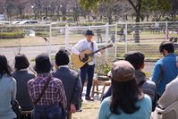 咲くやこの花館の中庭で演奏するわたなべゆう君